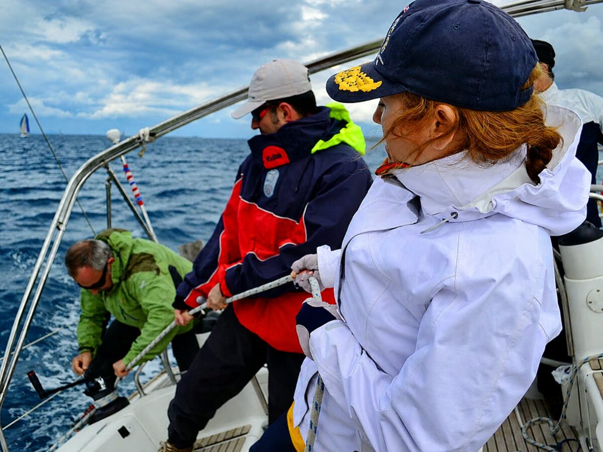 Echipă participând la activitatea de team building Sailing