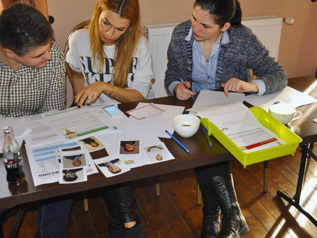Echipă analizând indicii în Crime Solvers International