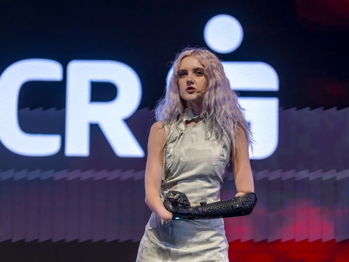 Speaker cu braț bionic pe scena Innovation Summit