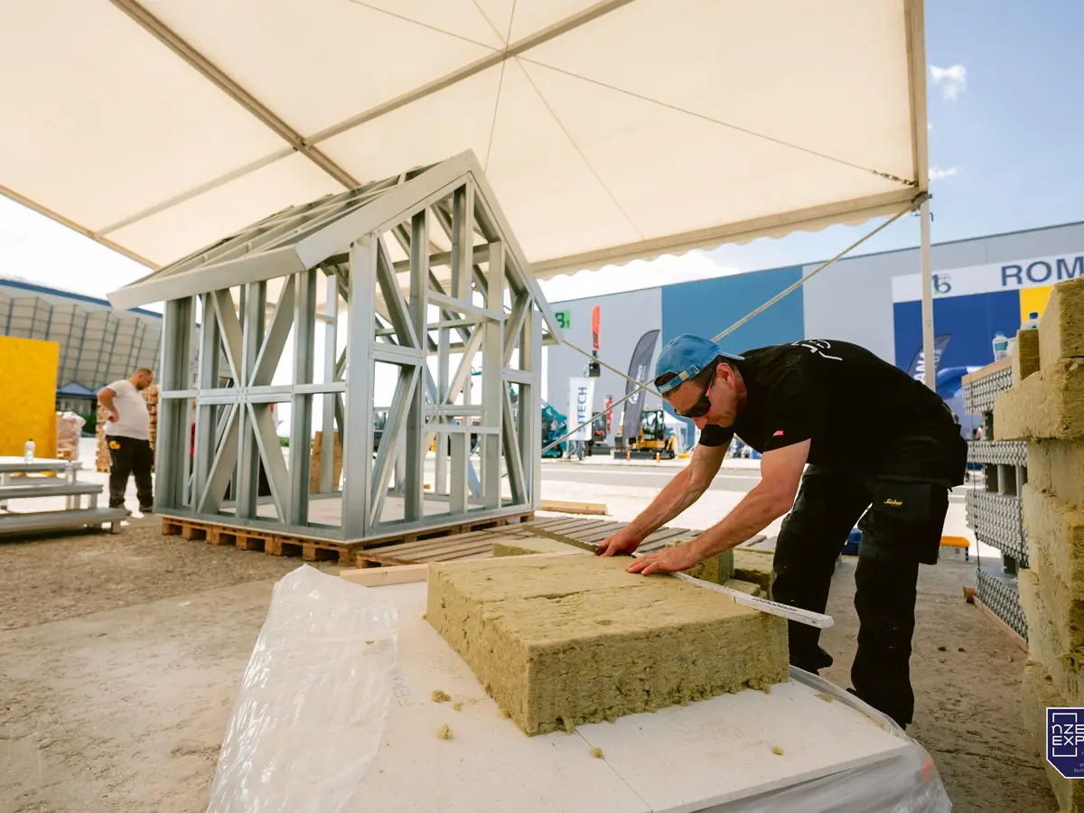 Demonstrație cu material termoizolant și structură metalică în arena nZEB Expo