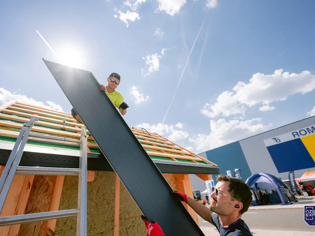Montarea unui sistem de învelitoare pe o casă demonstrativă la nZEB Expo