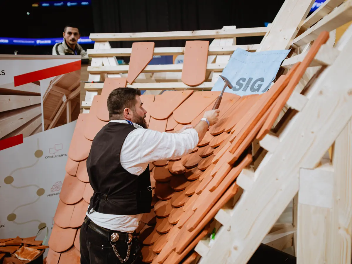 Demonstrație de montaj al țiglei pe un acoperiș expus la nZEB Expo