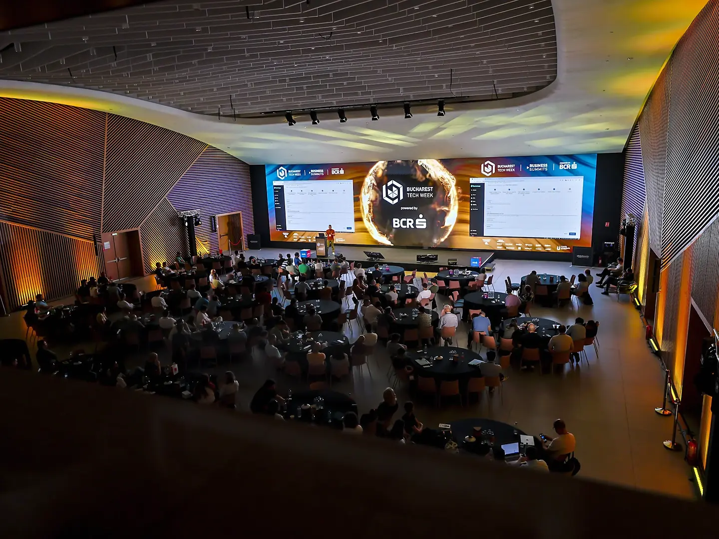 Vedere de ansamblu a scenei și publicului Business Summits la NORD Events Center