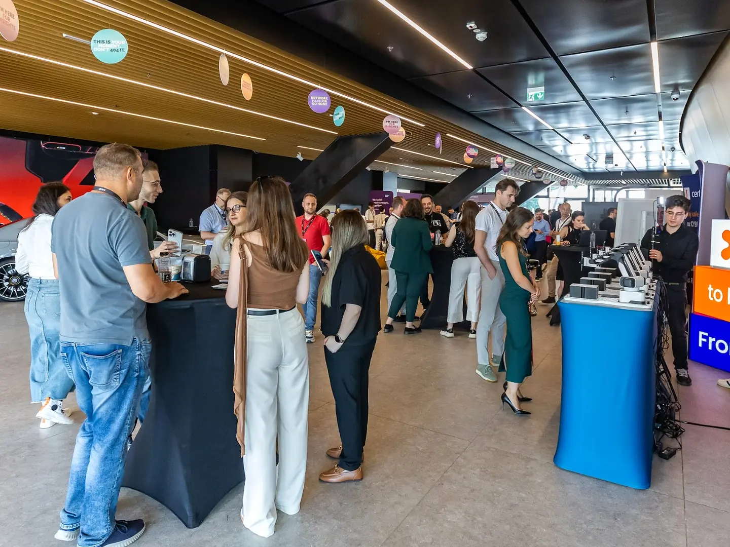 Participanți în zona de networking și tehnologie Business Summits
