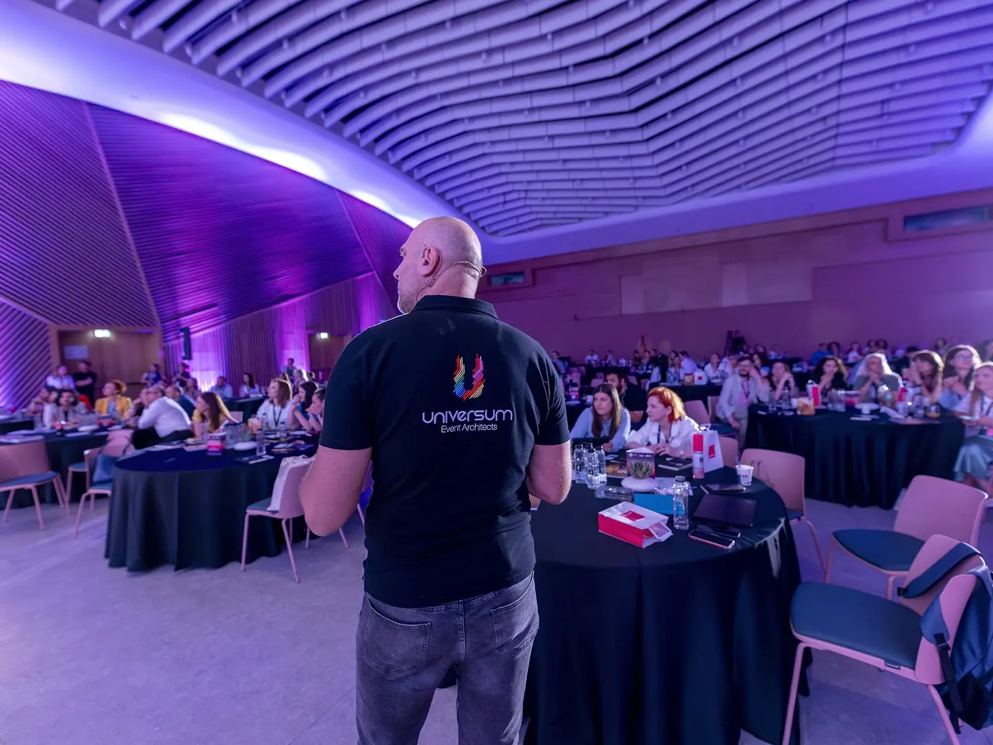Facilitator Universum în fața publicului Business Summits la NORD Events Center